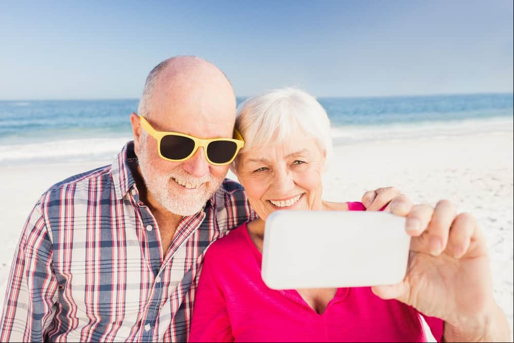 Los 8 mejores teléfonos para personas mayores