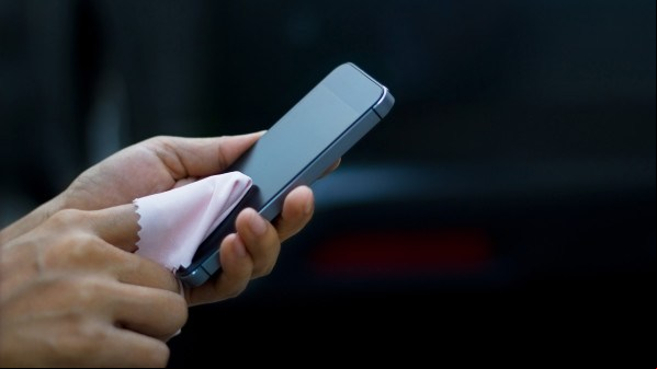 Cómo desinfectar tu teléfono para evitar el coronavirus