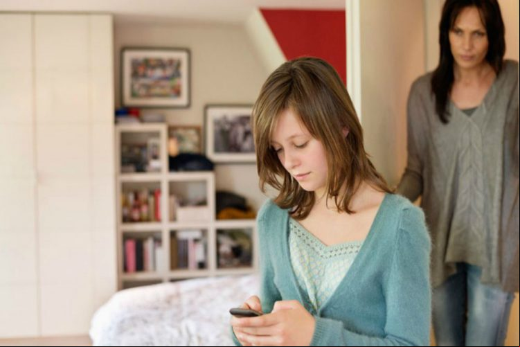 ¿Os preocupáis los amigos de tu hijos o el novio mayor de tu hija? No os preocupéis, en este post os traemos las 4 mejores apps para espiar el móvil de tu hijo.